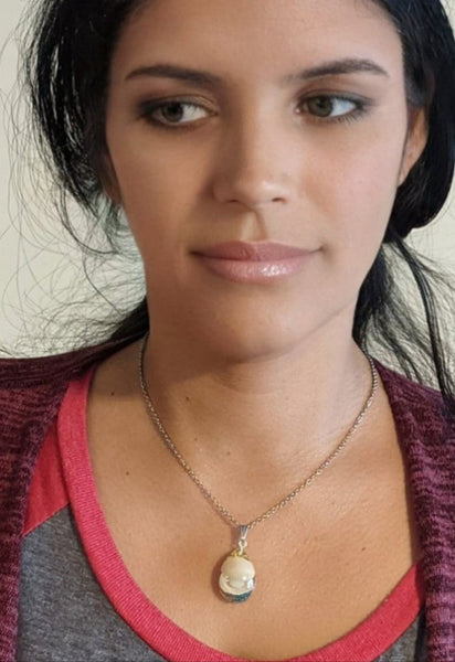 Treasured Love: Seashell glow pearl pendent chain necklace