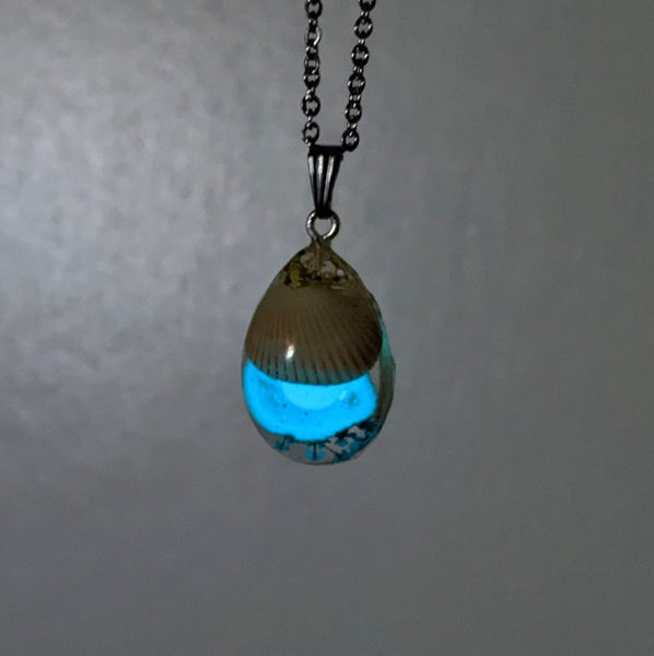 Treasured Love: Seashell glow pearl pendent chain necklace
