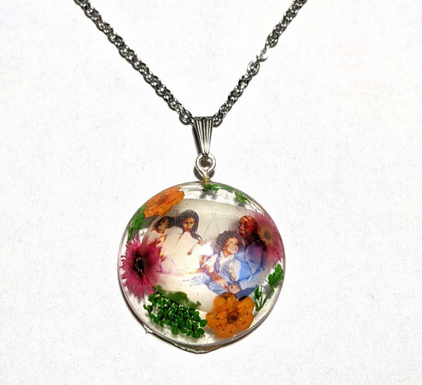 Precious Pose: Personalized picture pendant chain necklace - Nature's Lure