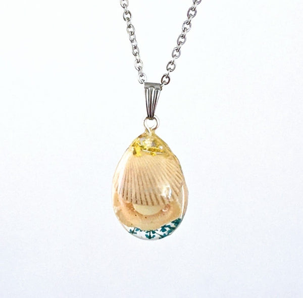 Treasured Love: Seashell glow pearl pendent chain necklace