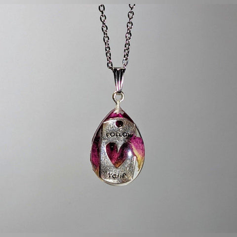 Romantic Charm: Chain necklace with Valentine resin pendant - Nature's Lure
